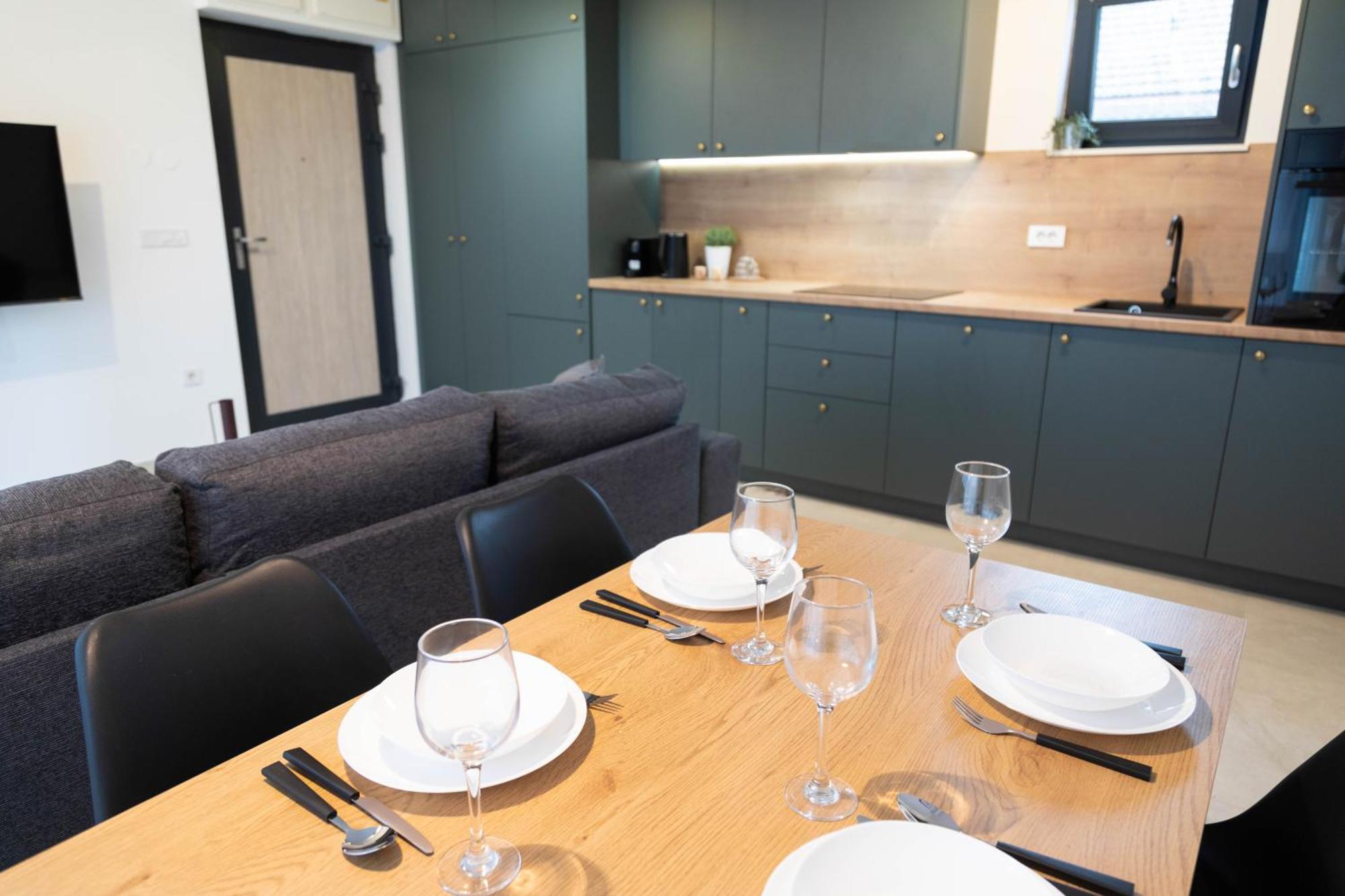 Modern Residences - Free Private Parking *