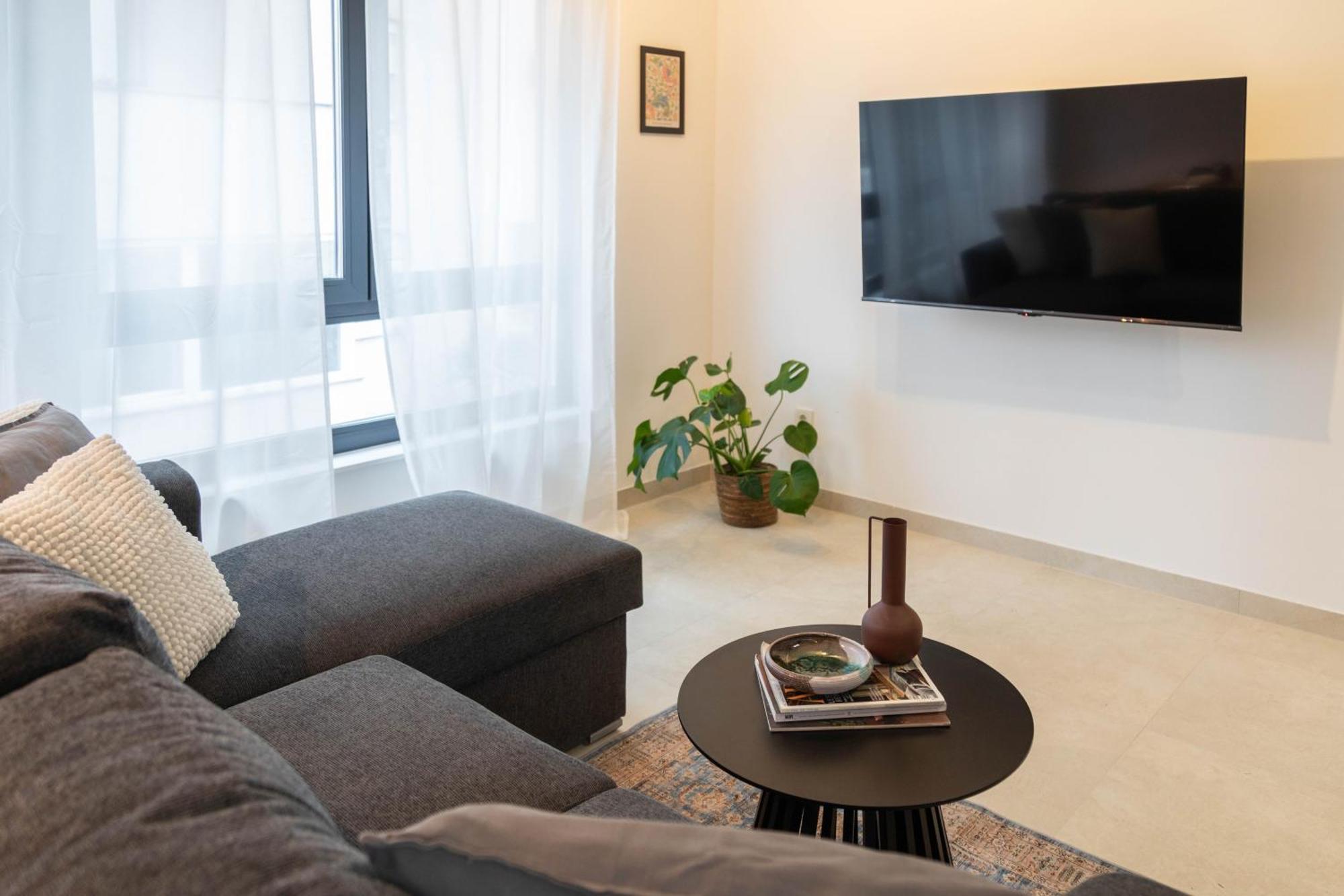 Modern Residences - Free Private Parking